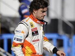 Foto El País. Un día después de marcar los peores tiempos, el español Fernando Alonso ha logrado superar a Hamilton en la sesión matutina. Por la tarde el duelo se lo ha llevado el británico/ Afp