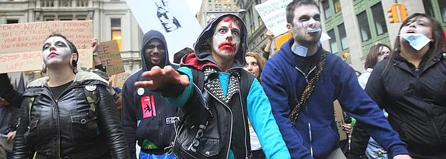 Los 'indignados' marchan por Wall Street vestidos de 'zombis corporativos'