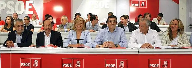 Rubalcaba: «La incompetencia y la insensibilidad de Rajoy conducen al rescate»