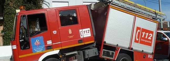 Un camión de bomberos se partió en dos cuando acudió a sofocar un incendio