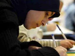 Feministas defienden el uso del velo islámico en las aulas