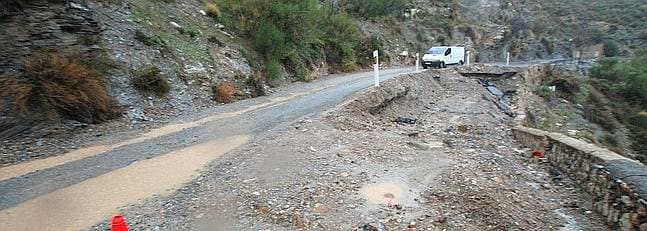 La lluvia empeora las vías alpujarreñas, que esperan arreglos desde hace un año
