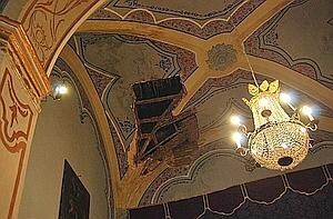 Las lluvias provocan graves daños en el techo de la iglesia de San Matías de Granada