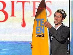 Robert Pattinson triunfa en los Teen Choice Awards sin Kristen Stewart