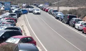Turistas denuncian el «caos» de la playa de Los Muertos (Carboneras) tras el cierre del aparcamiento