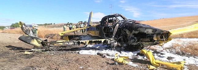 Un piloto salva la vida al saltar de su avión cerca del pantano de los Bermejales (Granada) antes de estrellarse  