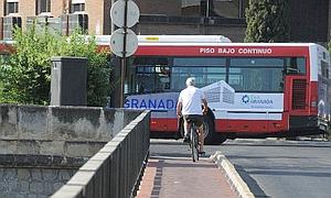 Los carriles para bicicletas en Granada son una asignatura pendiente