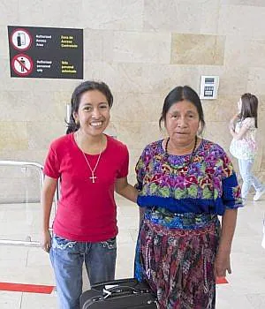 Lilly y su madre, tras aterrizar en Granada. :: ALFREDO AGUILAR