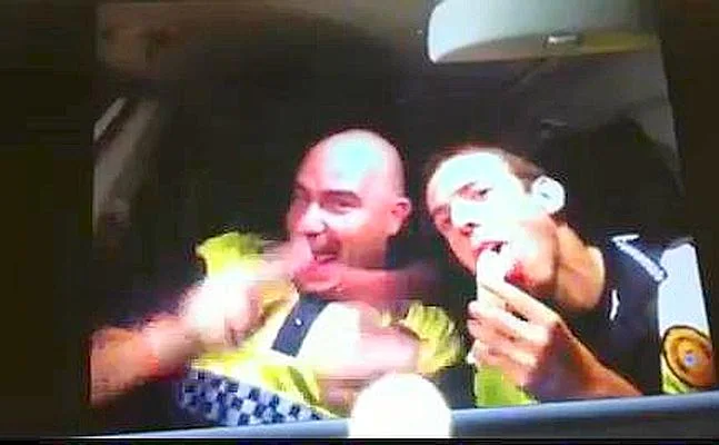 Cerdanyola del Vallès, el increíble vídeo de los policías locales bailando y conduciendo con los ojos cerrados