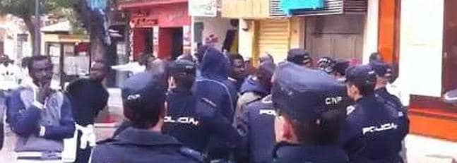 Un policía local de paisano, agredido por varios inmigrantes en el centro de Granada