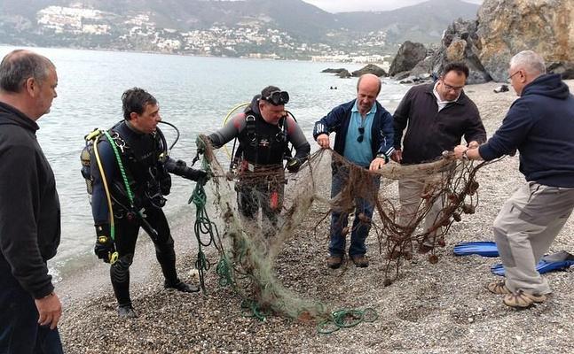 Buceadores recuperan y retiran del fondo del mar dos redes de pesca ilegal