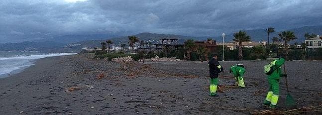 Ayuntamiento y Costas buscarán solución a los desperfectos que el temporal ha causado en las playas de Motril