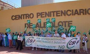 Trabajadores de la cárcel de Albolote protestan contra 'los recortes'