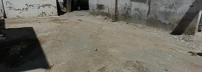 Una anciana se destroza la cara y las rodillas al tropezar en una calle en mal estado en La Paz