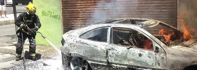 El fuego calcina un vehículo en Huércal-Overa (Almería)