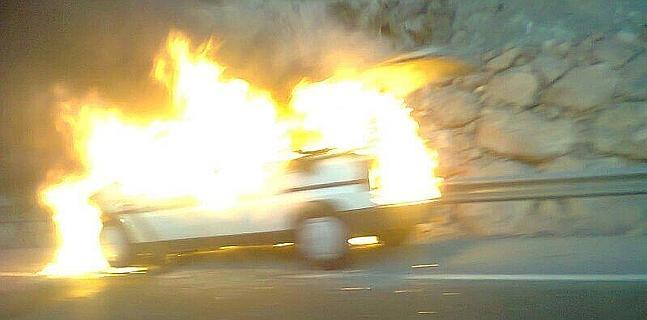 Un coche incendiado provoca retenciones de hasta cuatro kilómetros en la A-44
