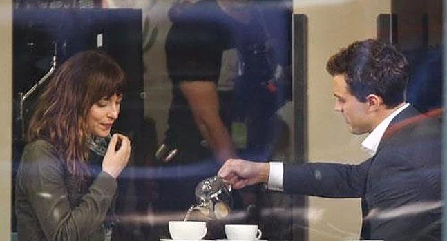 Primeras imágenes de '50 sombras de Grey': Dakota Johnson y Jamie Dornan tomando café