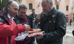 Funcionarios de Granada protestan contra los recortes con una 'mariscada de mortadela'