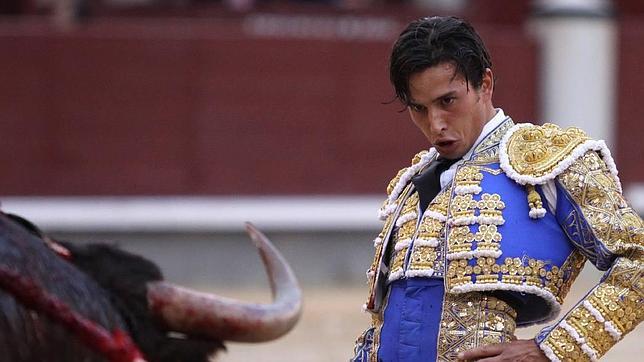 Un toro coge al torero Alberto Aguilar por el gemelo con mucho destrozo en Cali