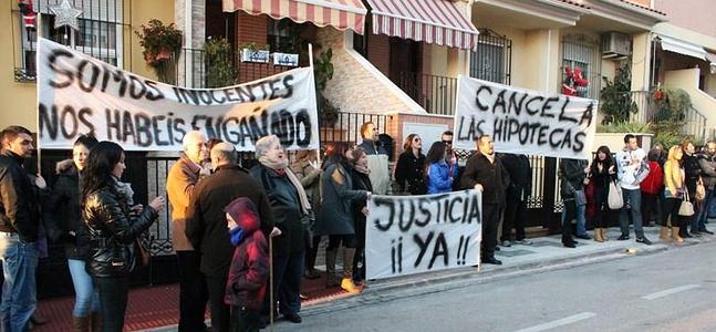 Una vecina de Maracena exige justicia en la calle por las casas por las que luchó su familia
