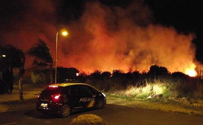 Un incendio cerca de la playa de Torrenueva alerta a los vecinos