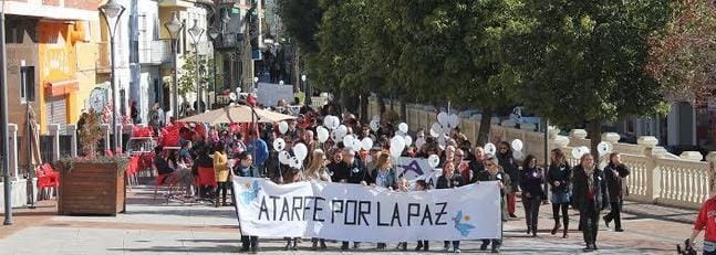 Un millar de ciudadanos de Atarfe se manifiestan por la Paz