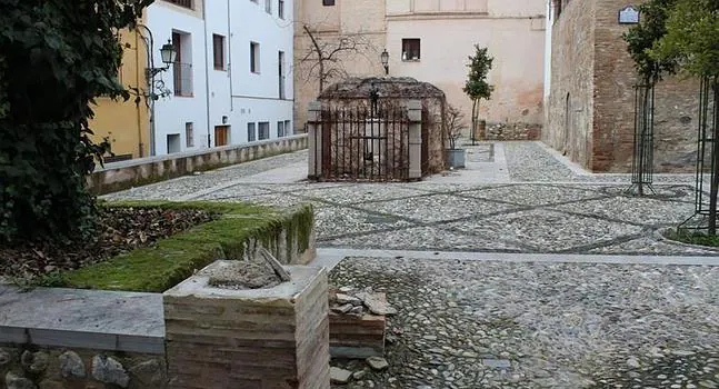 El Ayuntamiento de Granada repara los destrozos en la placeta de Gloria