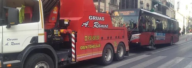 Remolcan un bus averiado en pleno centro de Granada