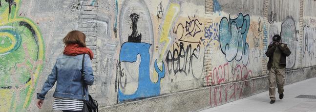 Detenidos dos jóvenes por hacer un grafiti en el muro de una residencia de monjas
