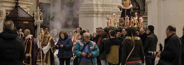 Los cofrades arropan a Jesús Despojado en el vía crucis oficial a la Catedral