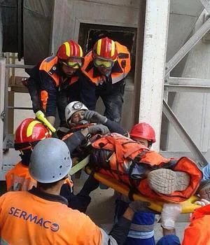 Bomberos del Levante rescatan a dos trabajadores heridos en Carboneras