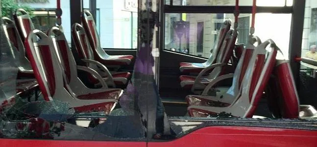 Se estrella contra un autobús en Gran Vía al dar marcha atrás