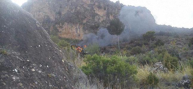 Muere una mujer al estrellarse una avioneta contraincendios en Almería