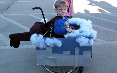 Una madre crea disfraces geniales para su hijo en silla de ruedas