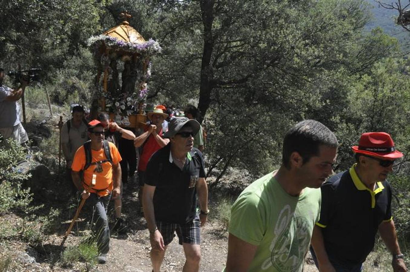 Las Santas Alodía y Nunilón llegando a su ermita en el monte