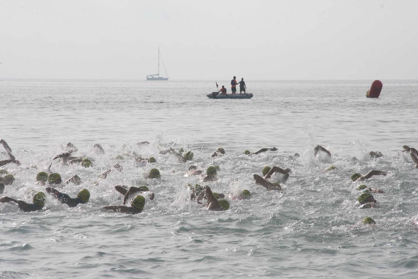 Roquetas de Mar vibra con el estreno de su triatlón por Las Salinas
