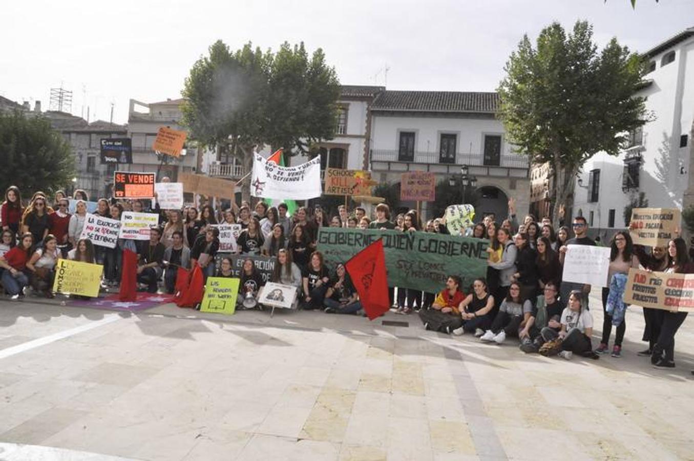 Medio millar de alumnos protestan en Baza contra la LOMCE