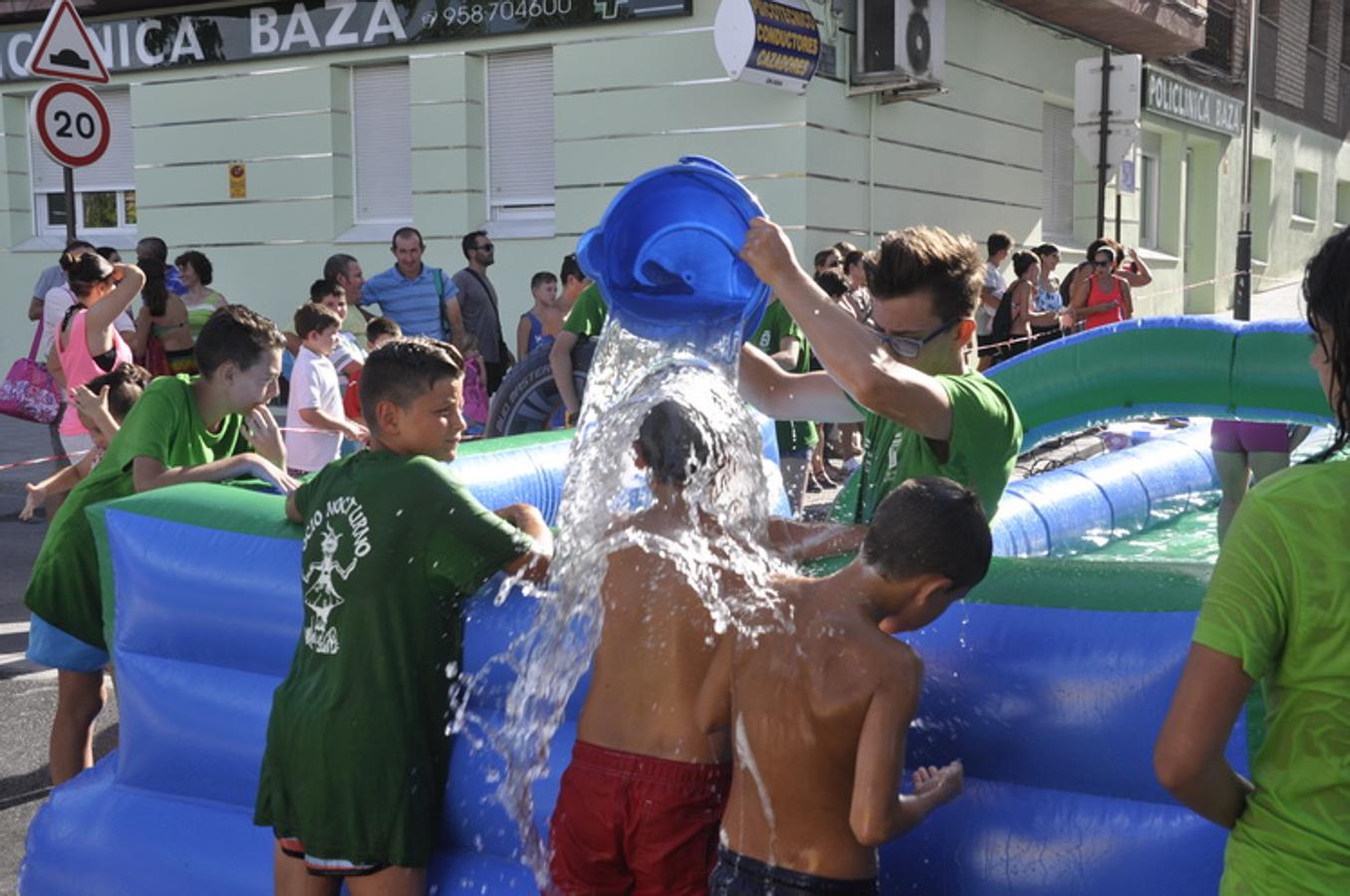 Agua y espuma para combatir el calor en Baza