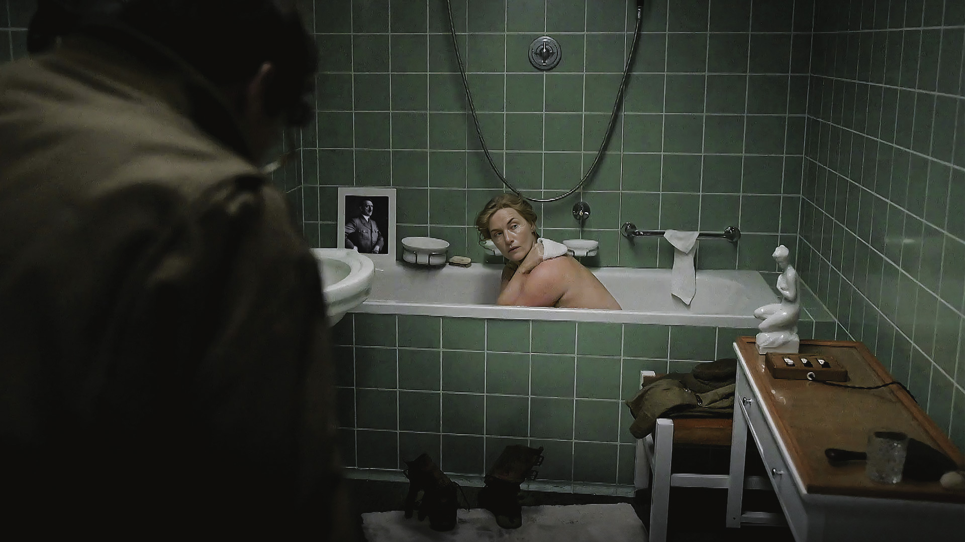 Kate Winslet se mete en la bañera de Hitler