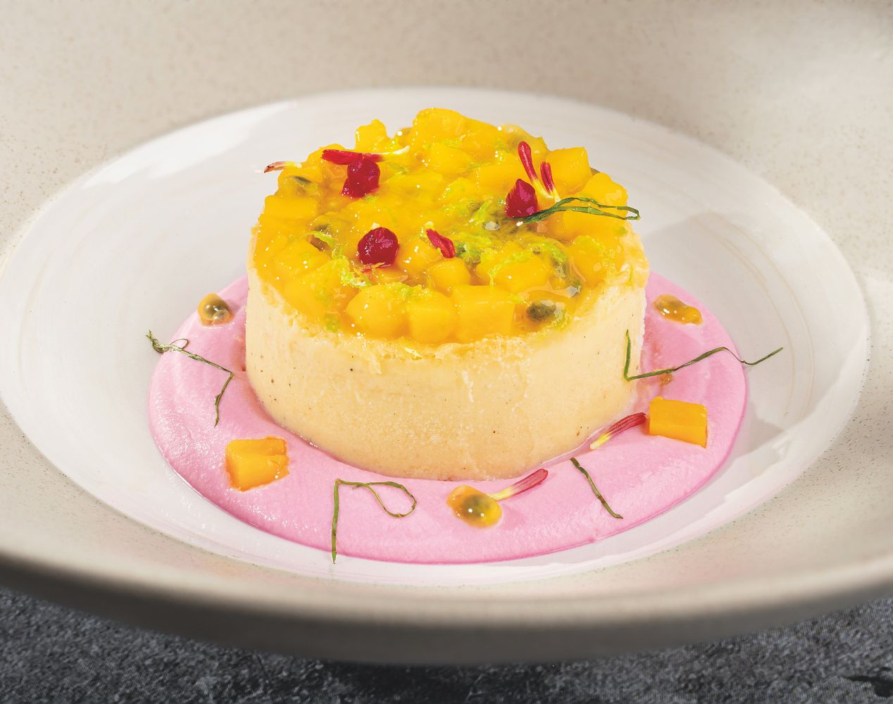 Tarta de queso con mango y albahaca