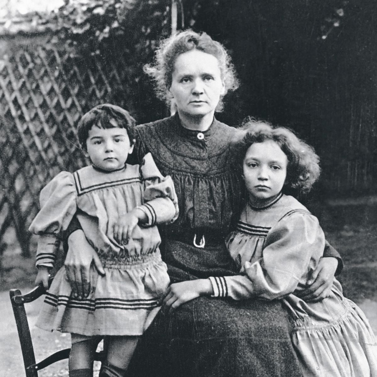 Las extraordinarias hijas de Marie Curie que hicieron historia dentro y fuera del laboratorio